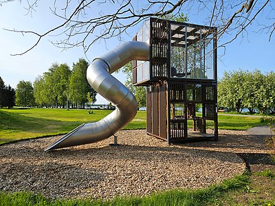 Klättertorn med rutschkana i Öbackaparken.