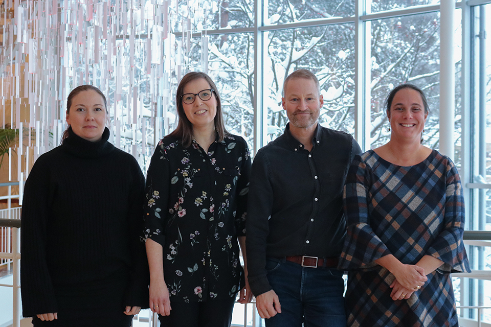 Louise Lindbäck, Annasara Lenman, Fredrik Almqvist, och Marta Bally poserar för ett gruppfoto i universum, Umeå universitet.