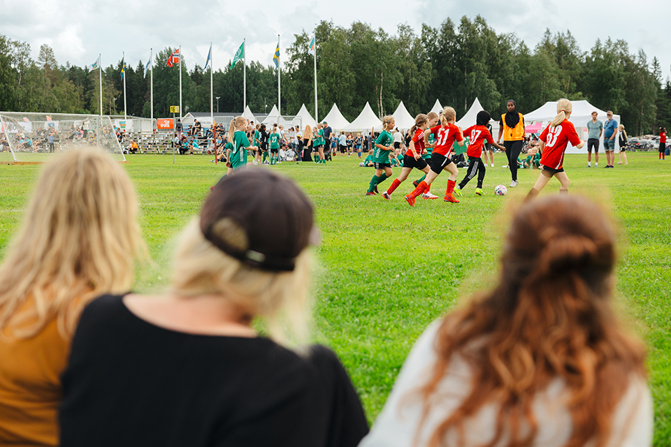 Bilden visar barn som spelar fotboll under Umeå fotbollsfestival. Den ska illustrera gemenskap i föreningslivet.