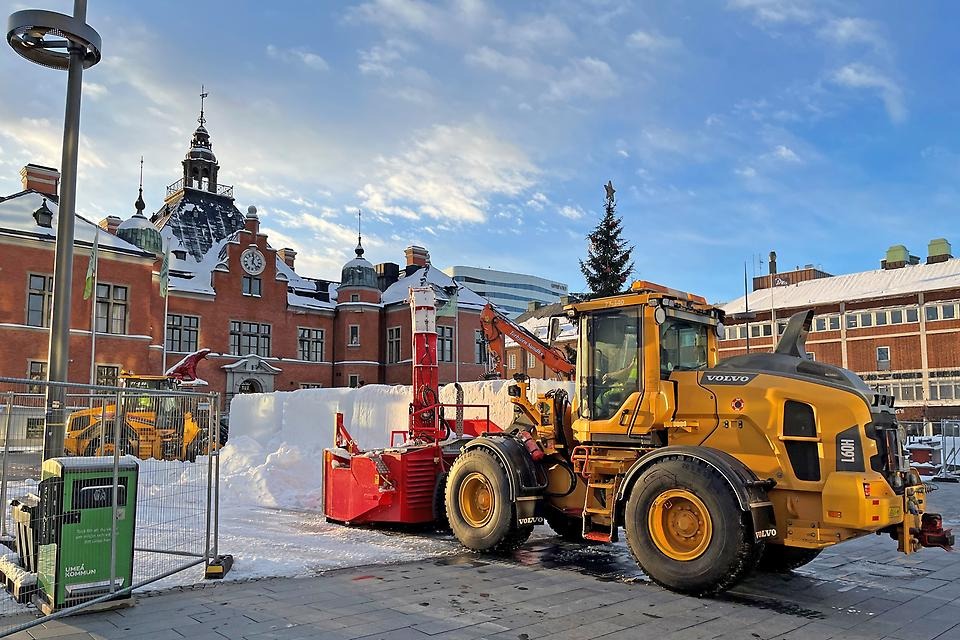 Snöborg byggs på Rådhustorget i Umeå.