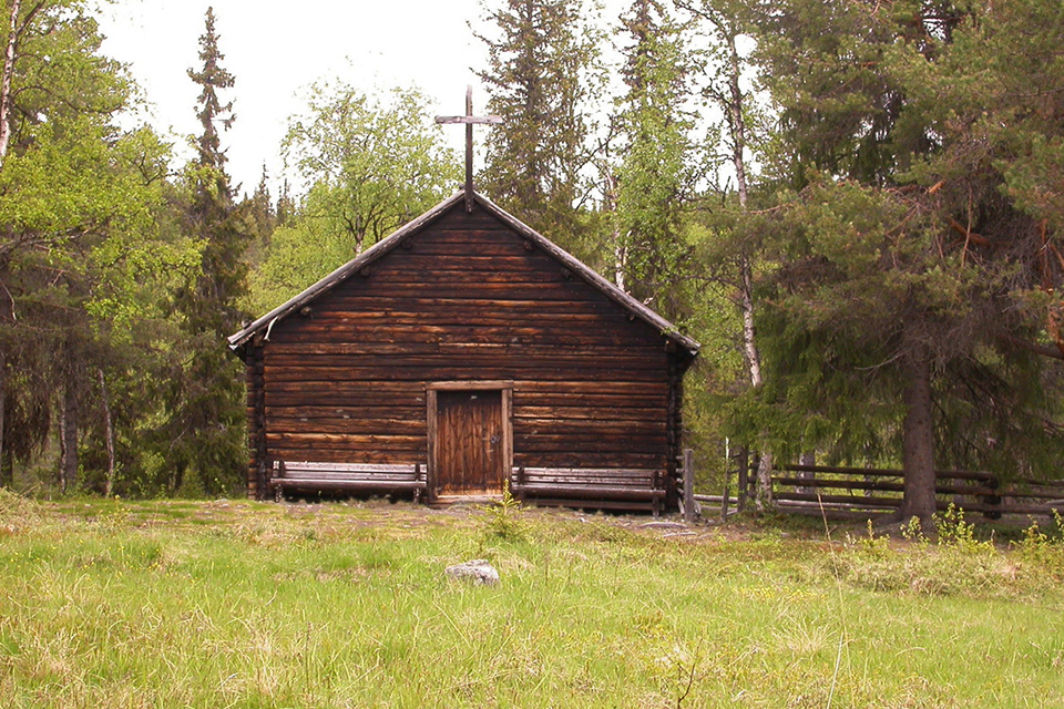 Jilliesnållie, en mötesplats sedan lång tid tillbaka. Det blev naturligt att upprätta ett kapell, vilket skedde 1750 på platsen mitt emellan Sorsele och Ammarnäs. Dagens kapell är från 1940. Foto: Krister Stoor.