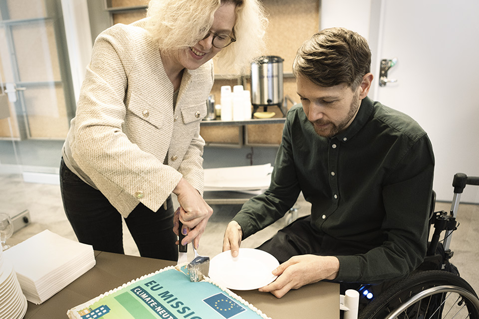 Janet Ågren, S, kommunstyrelsens andra vice ordförande och Nils Seye Larsen, MP, ordförande i Hållbarhetsutskottet firade tillsammans med medarbetare på Strategisk utveckling utmärkelsen EU Mission Label. 