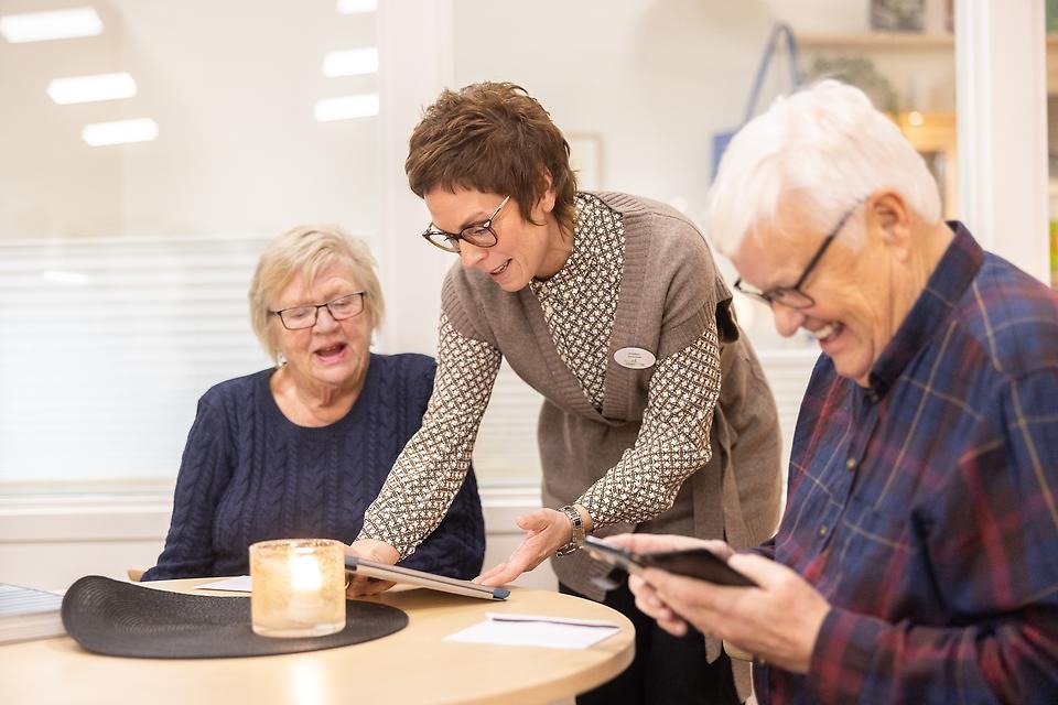 Kvinna som visar något på en Ipad