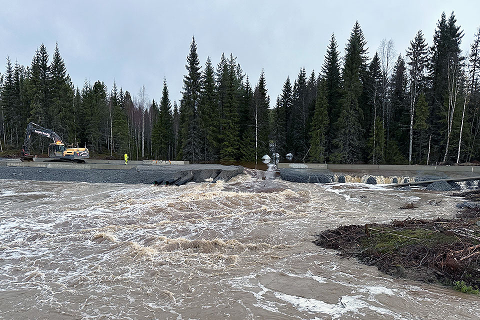 Vatten efter mycket regn har spolat bort en del av väg 92 (Vännäs).