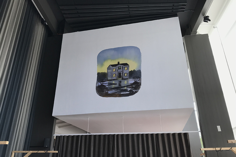 En kub som svävar ovanför restaurangen i Norrlandsoperan