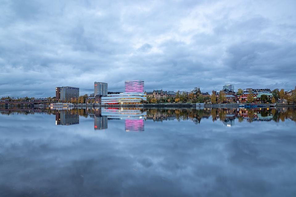 Umeå centrum från Umeälven i mulet väder. 