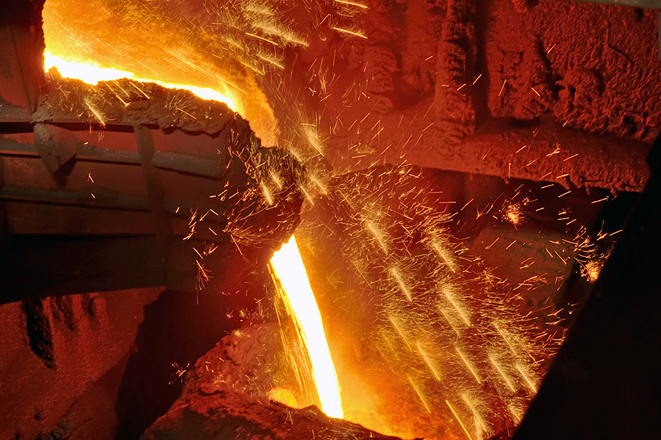 Bilden visar metall som smälts i en industrianläggning.