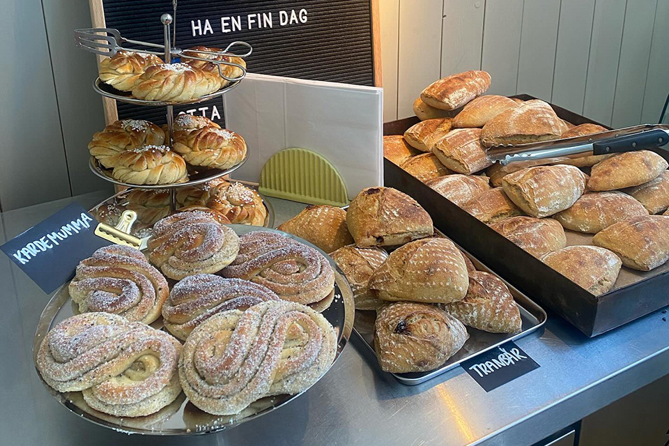 Bröd, bullar och andra bakverk upplagda på serveringsdisk.