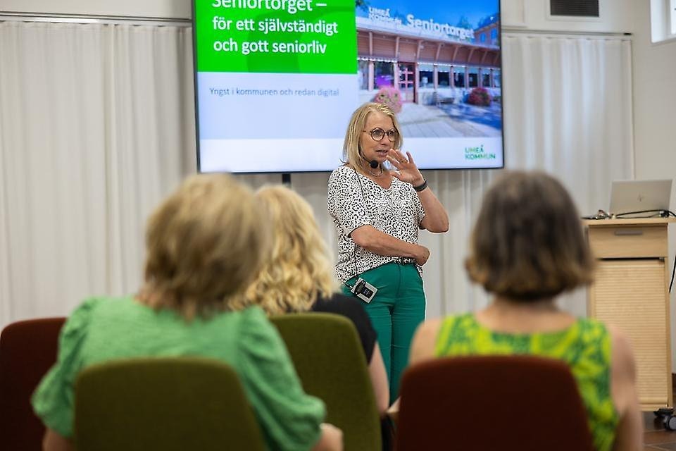 Kvinna som föreläser på Seniortorget