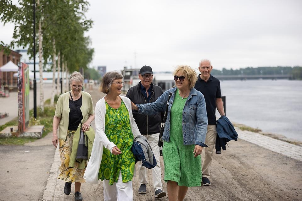 Vänner på promenad längs Umeälven