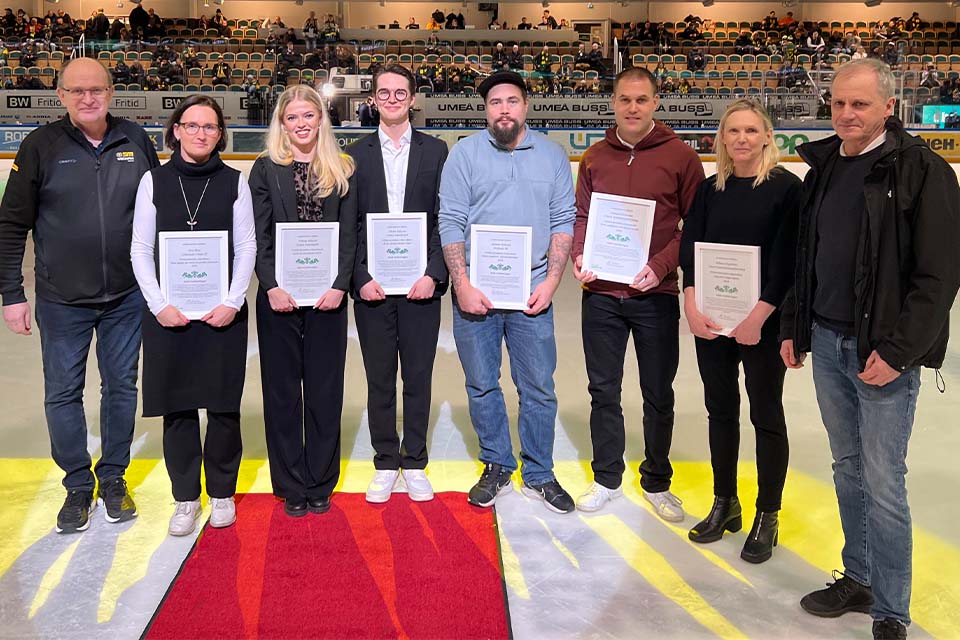 Förra årets vinnare hyllas ute på isen under periodpaus på en ishockeymatch