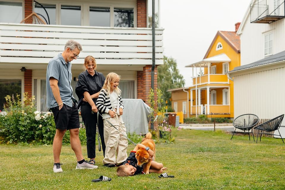 Picture of Frits and Frida in their backyard