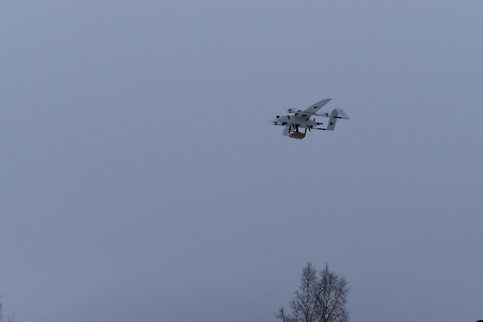 Aviants drönare med paket som flyger till Holmön