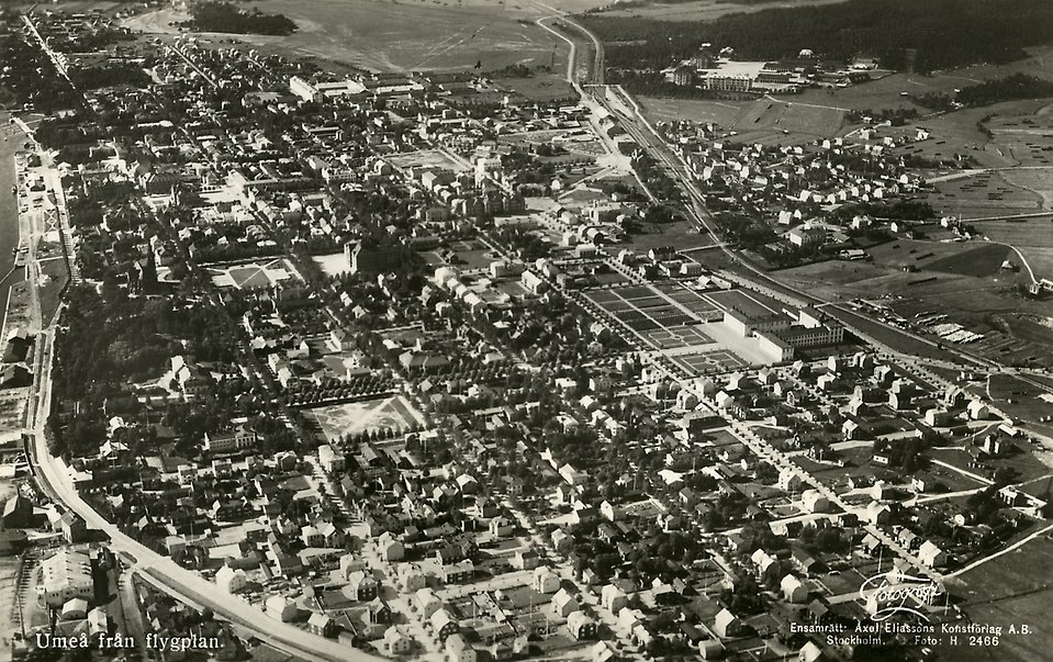 Umeå från flygplan cirka 1930. I fonden Norrlands Dragonregemente. Gammalt vykort.